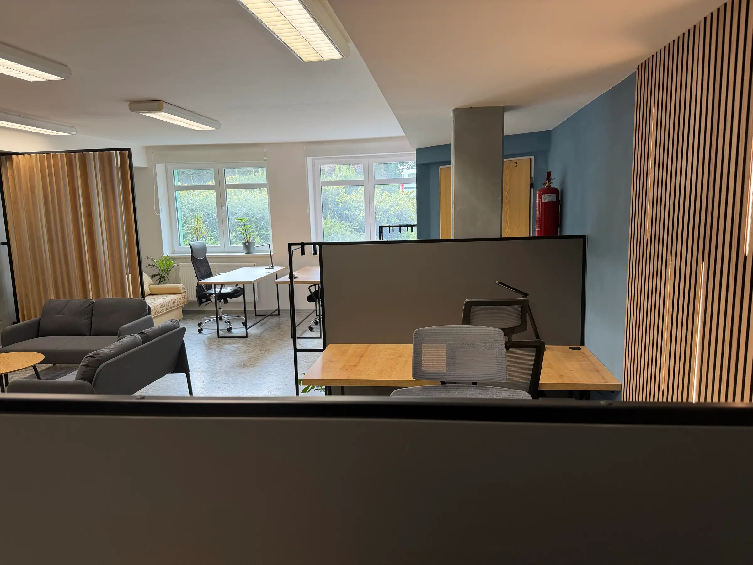 Oddělené pracovní stoly s paravány